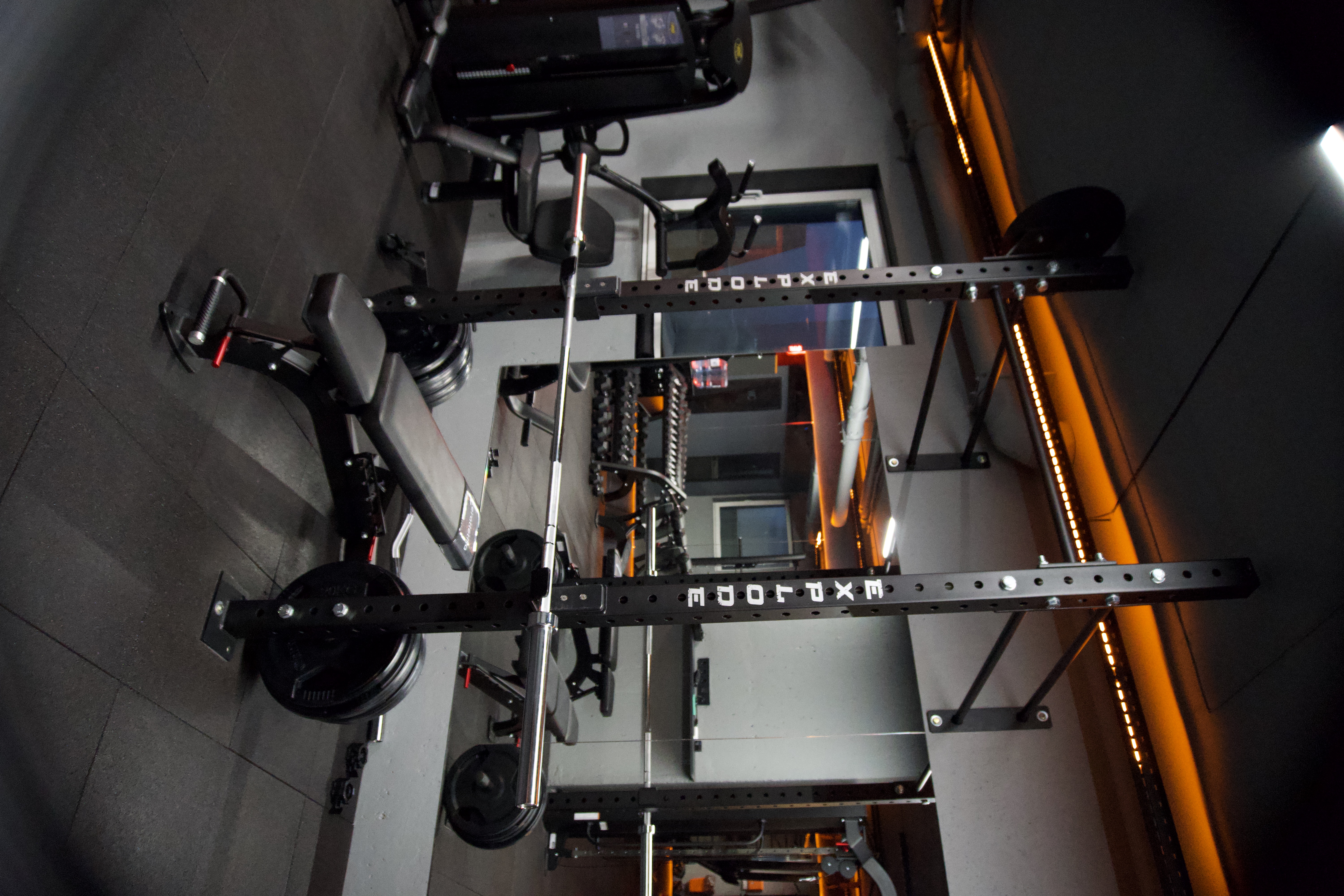 Кросфіт-стійка у тренажерному залі SWITCH GYM