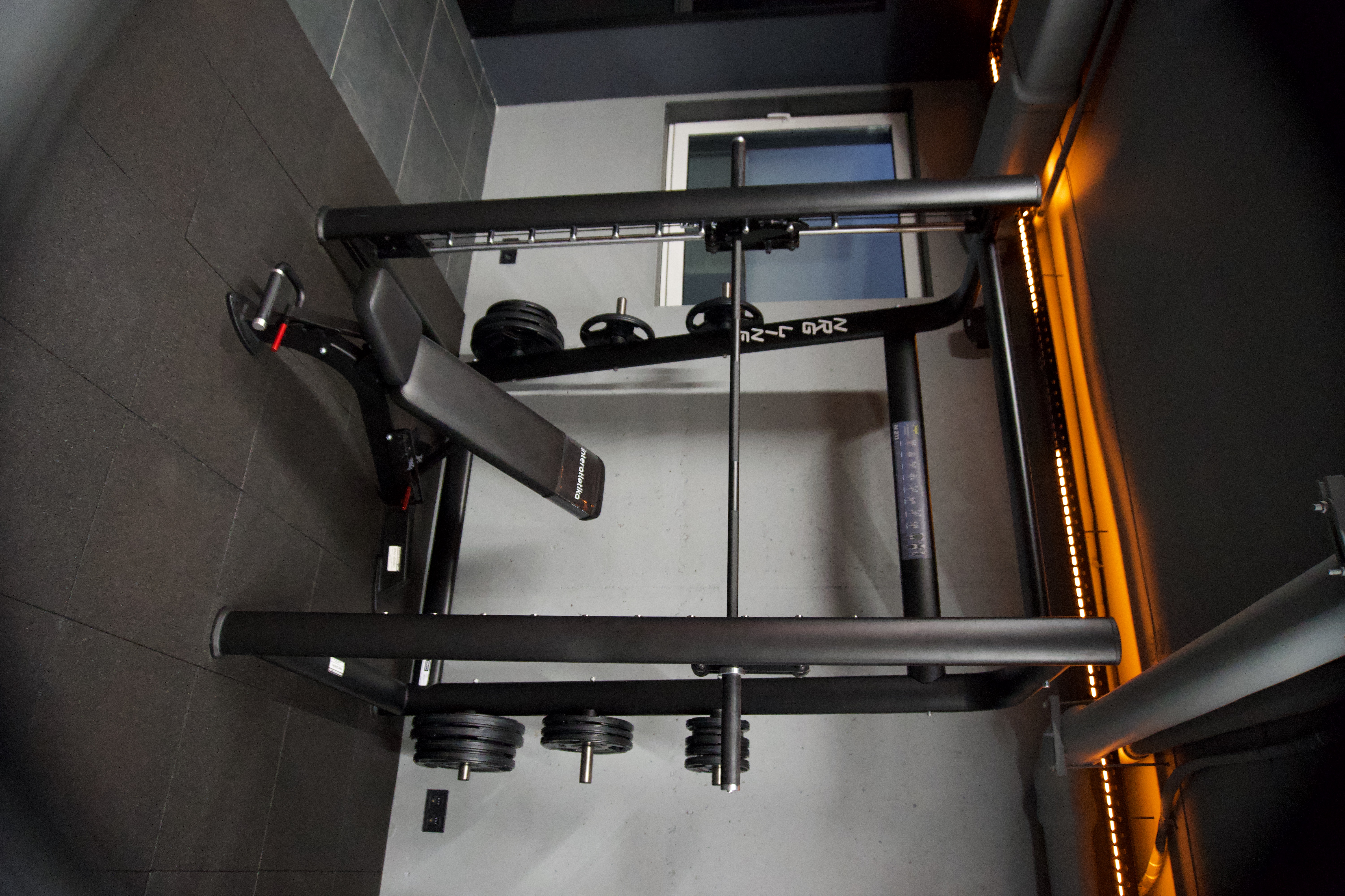 Машина Сміта у тренажерному залі SWITCH GYM